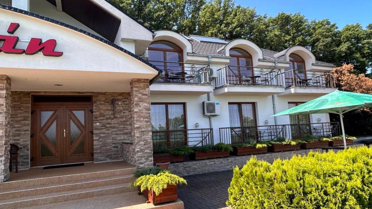 Mery Jan Podhajska Bagian luar foto
